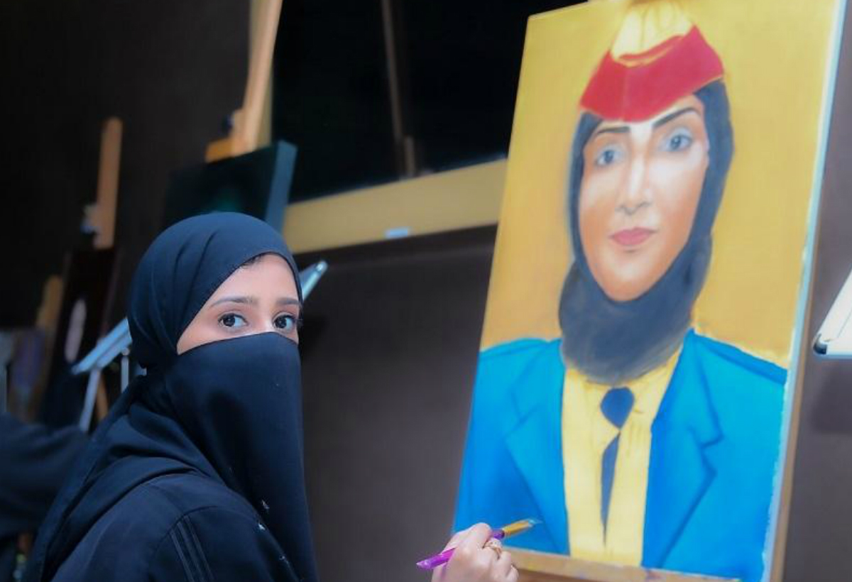 جانب من المعرض الفني خلال حفل يوم المرأة الإماراتية في الرياض 