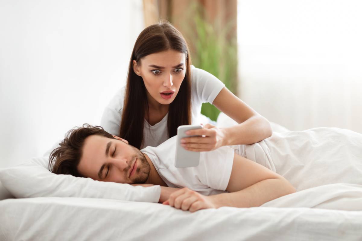 لماذا يخون الرجل شريكته مع أخرى أقل منها جمالاً؟