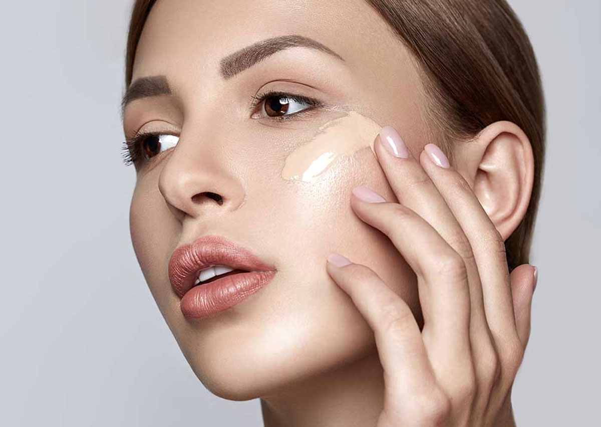 3 أخطاء ترتكبينها أثناء وضع كريم الأساس تُفسد إطلالتك تماماً