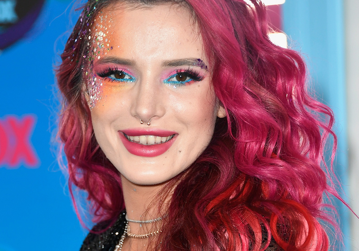 إطلالات ماكياج وشعر النجمات في حفل 2017 Teen Choice Awards