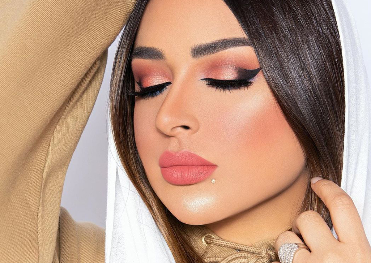 خبيرة التجميل أمل الأنصاري تبدع في إطلالات مكياج عصرية