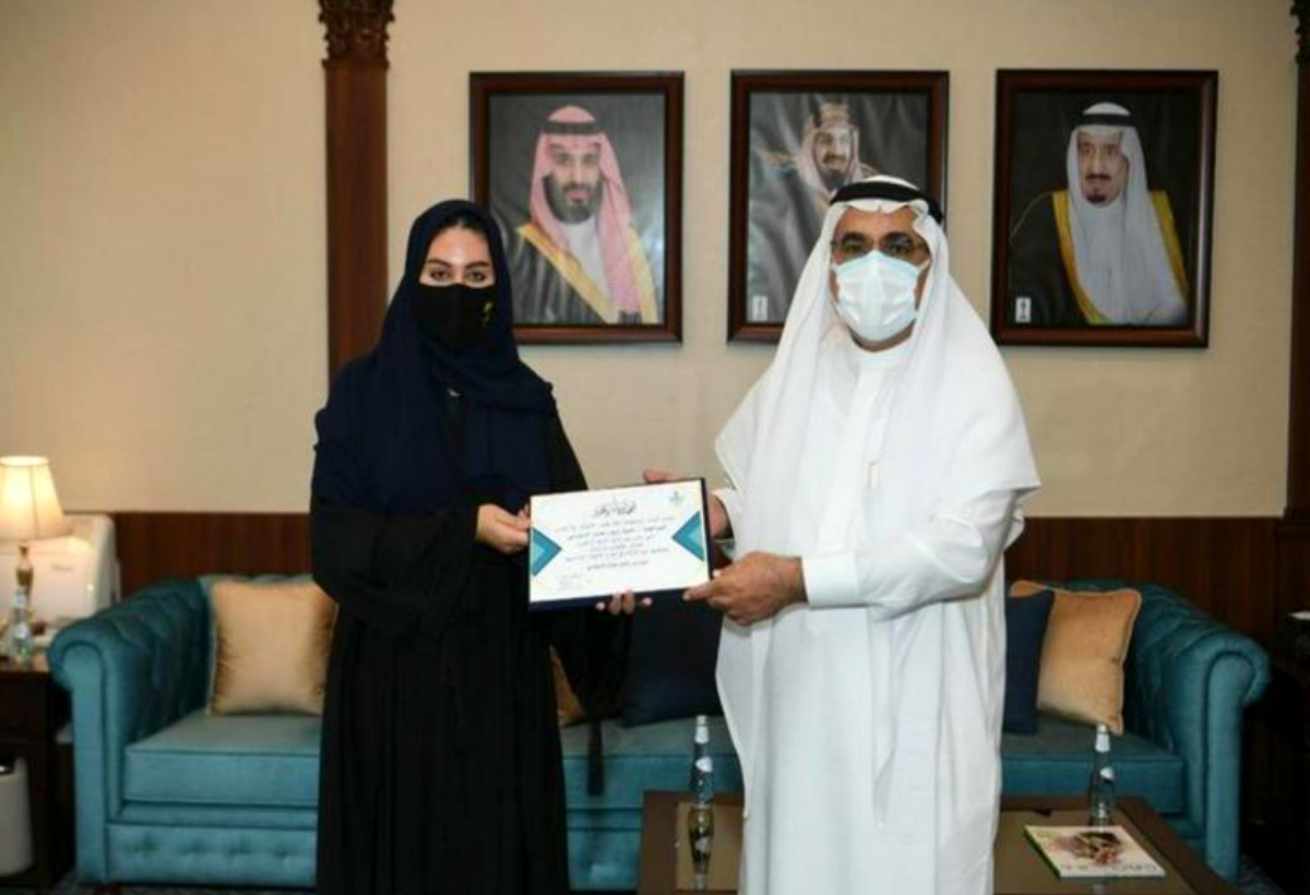 أمين المنطقة الشرقية يُكرم فلوة الزهراني صاحبة فكرة شاطئ نسائي حكومي في الدمام
