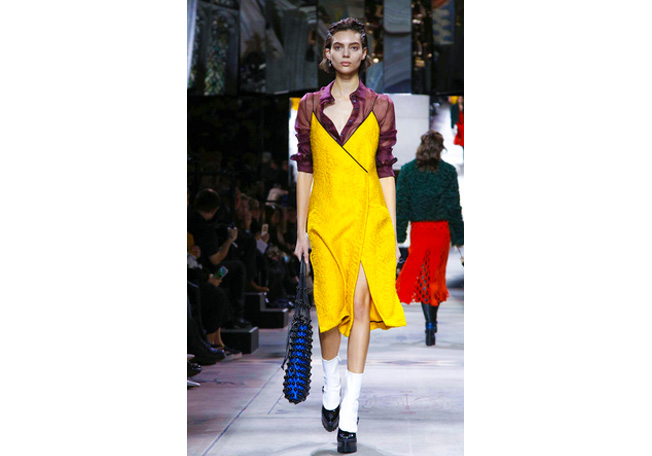 موضة فستان الـ Slip فوق القمصان لشتاء 2017 من Mulberry