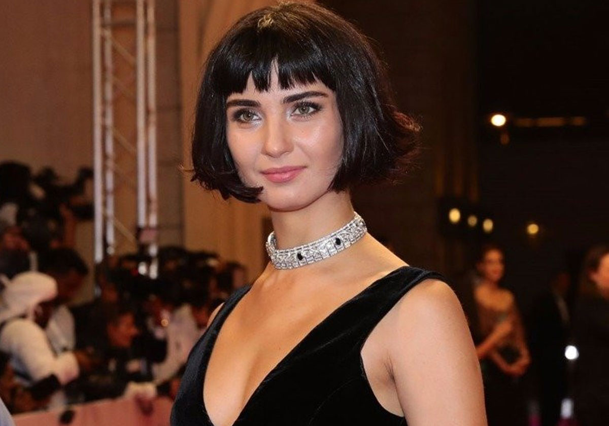 صورة توبا بويوكستين في أول مسلسل لها 