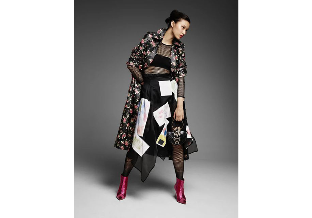 جاكيت من Michael Kors، بوديسوت من Dior، تنورة من Graham Taylor، بوتس من Malone