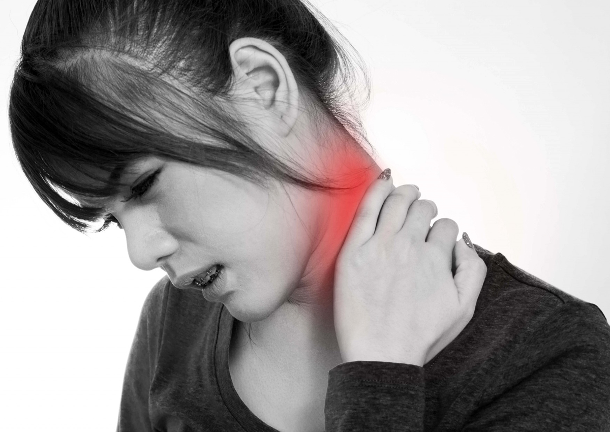 طرق طبيعية لعلاج ألم وتشنجات الأكتاف بعيدا عن الدواء