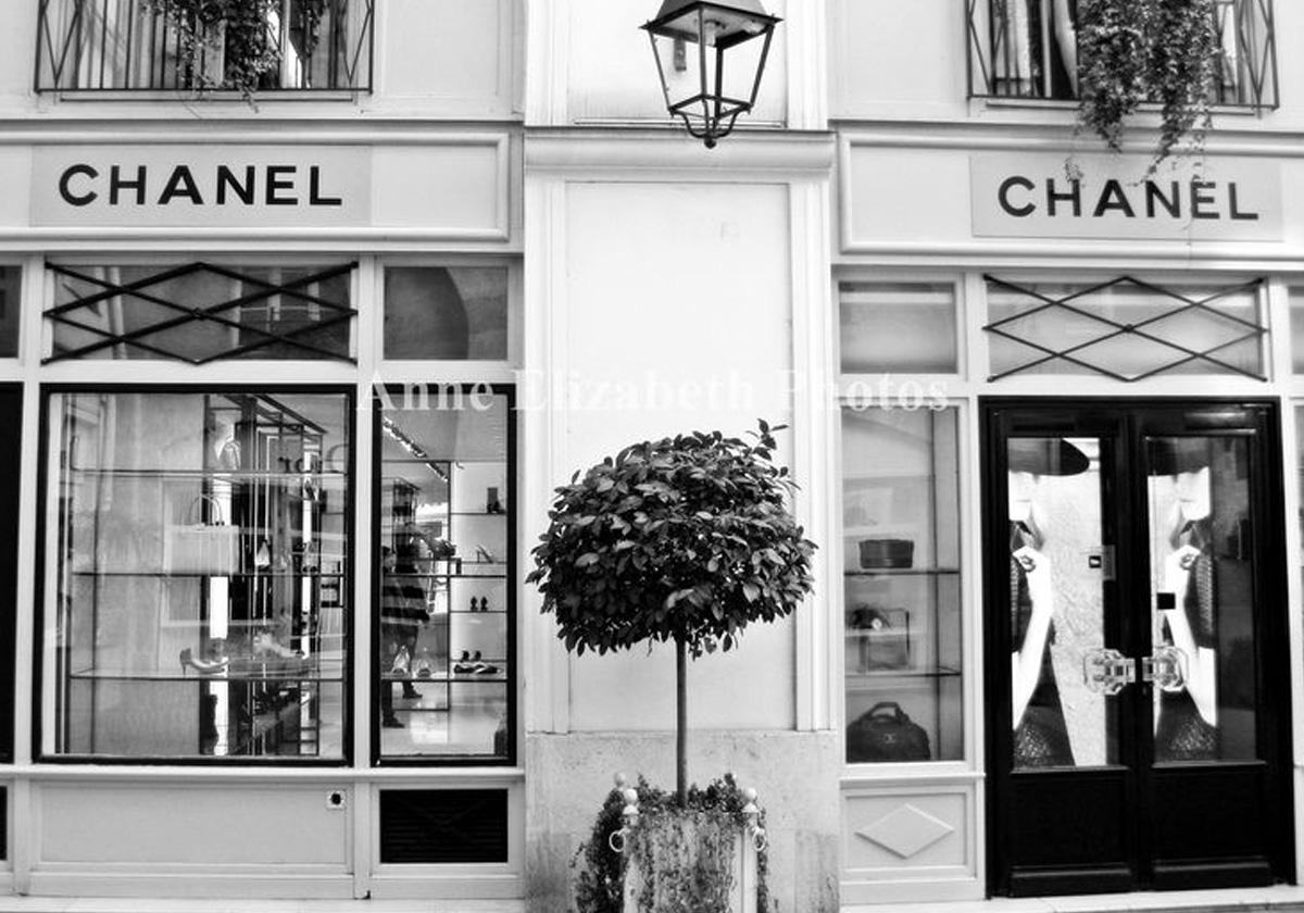من مول اول متجر CHANEL