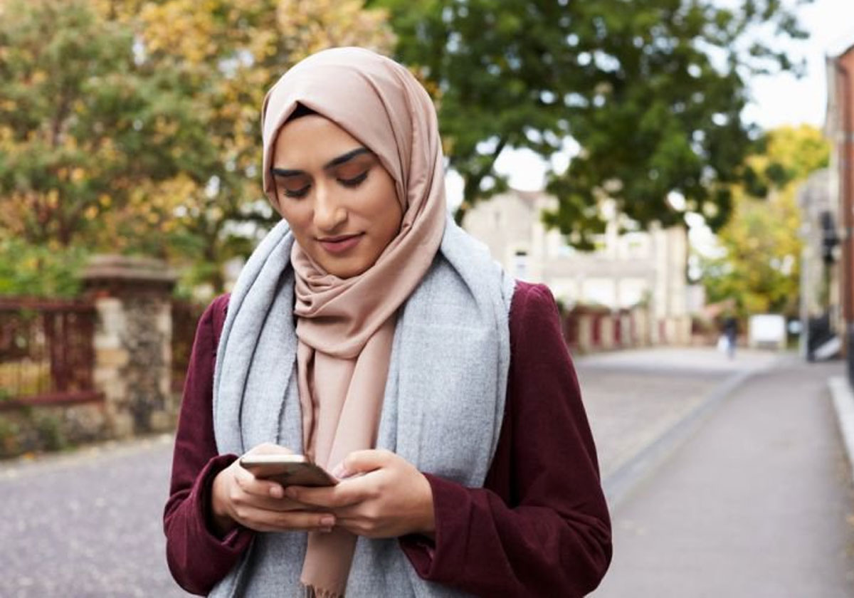 اذا كنت من صاحبات الوجه الممتلئ: لفي الحجاب بهذه الطريقة لتعطيه شكلاً أنحف!