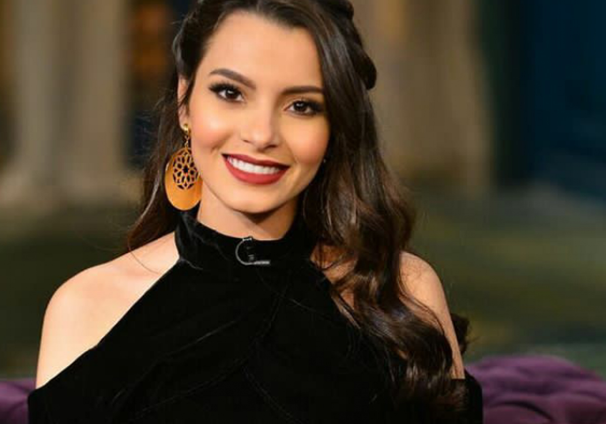 كارمن سليمان تعايد شقيقتها في عيد ميلادها والشبه بينهما مذهل!
