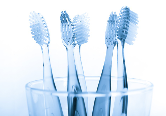 اغرب استعمالات فرشاة الاسنان التجميلية