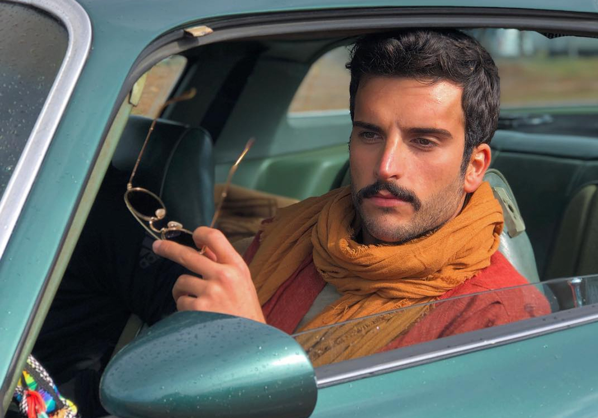 شاهدي ردة فعل مهند الحمدي حينما قبّلته زميلة له