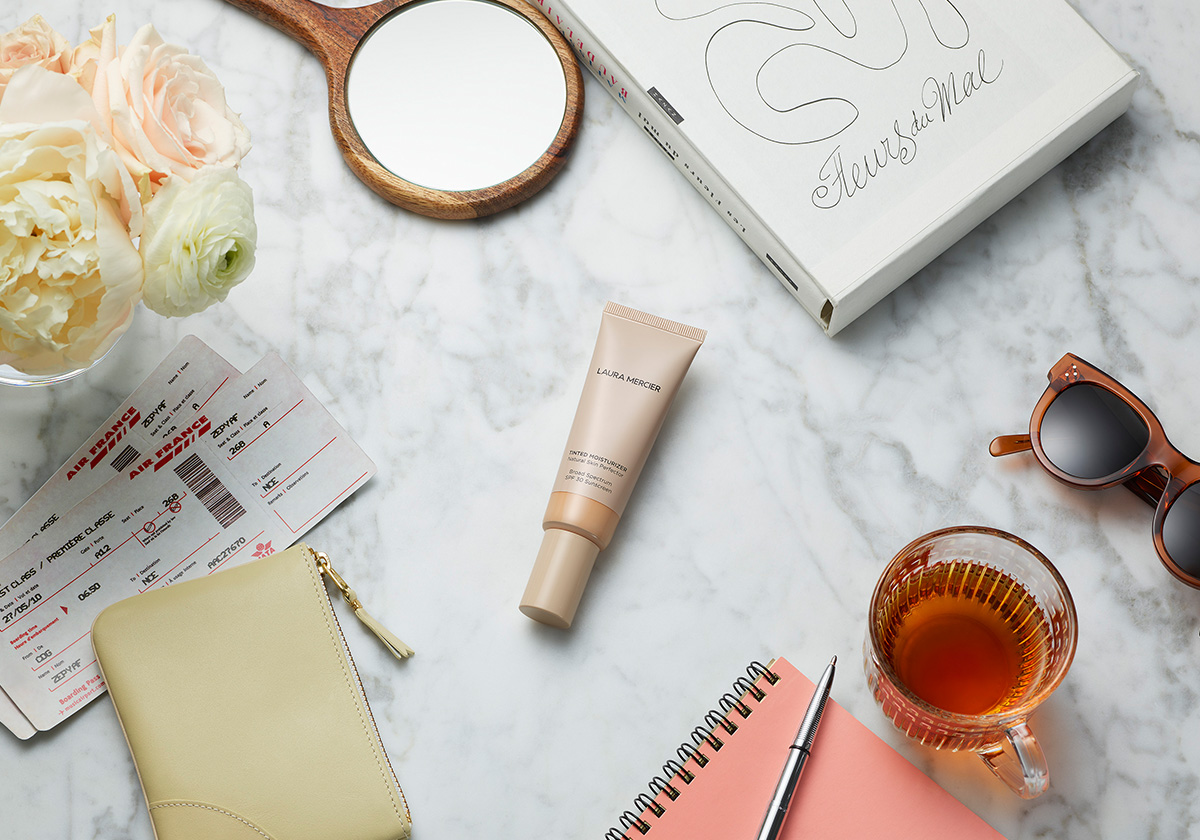 مستحضر لورا ميرسييه Tinted MoisturizerIlluminating Natural Skin Perfector. 