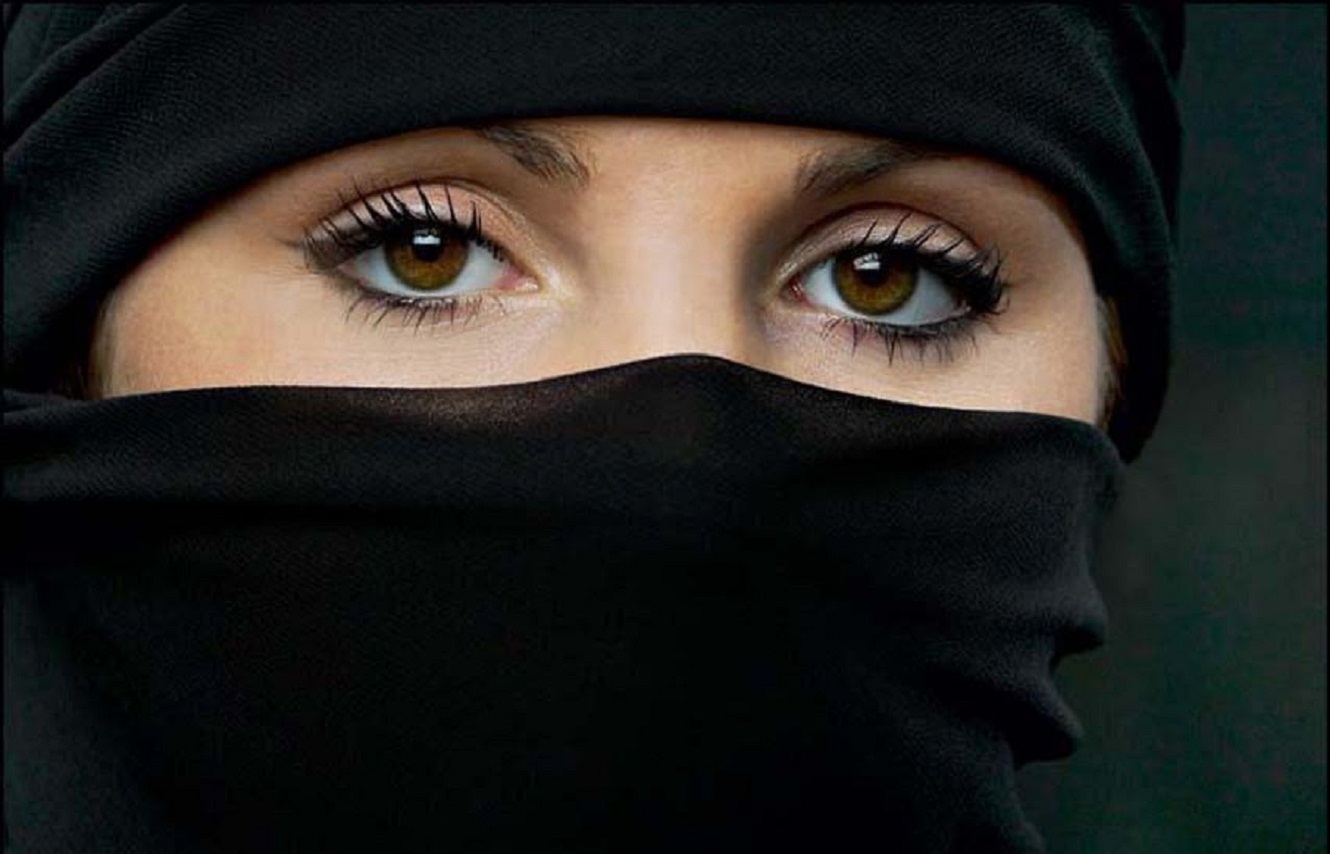 أخطاء شائعة تقترفها صاحبات العيون الصغيرة