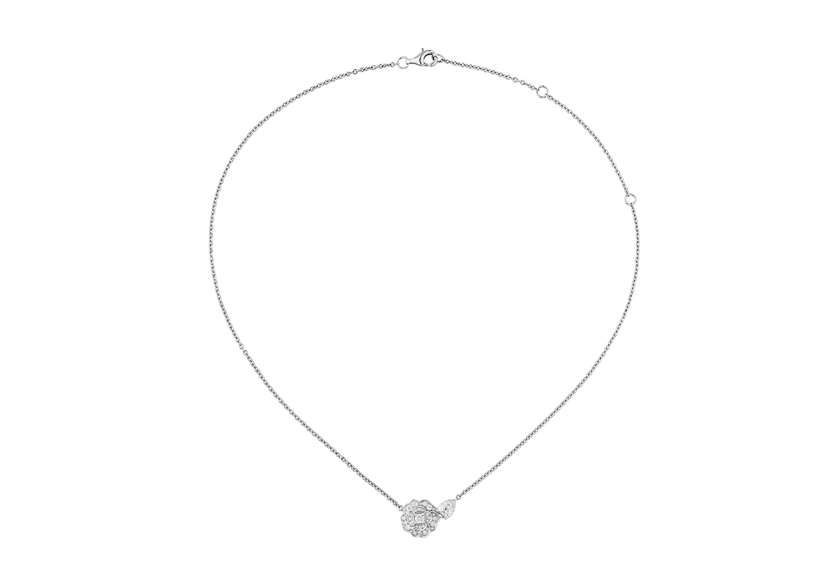 عقد ماسي ناعم من مجموعة Bouton de camelia من CHANEL