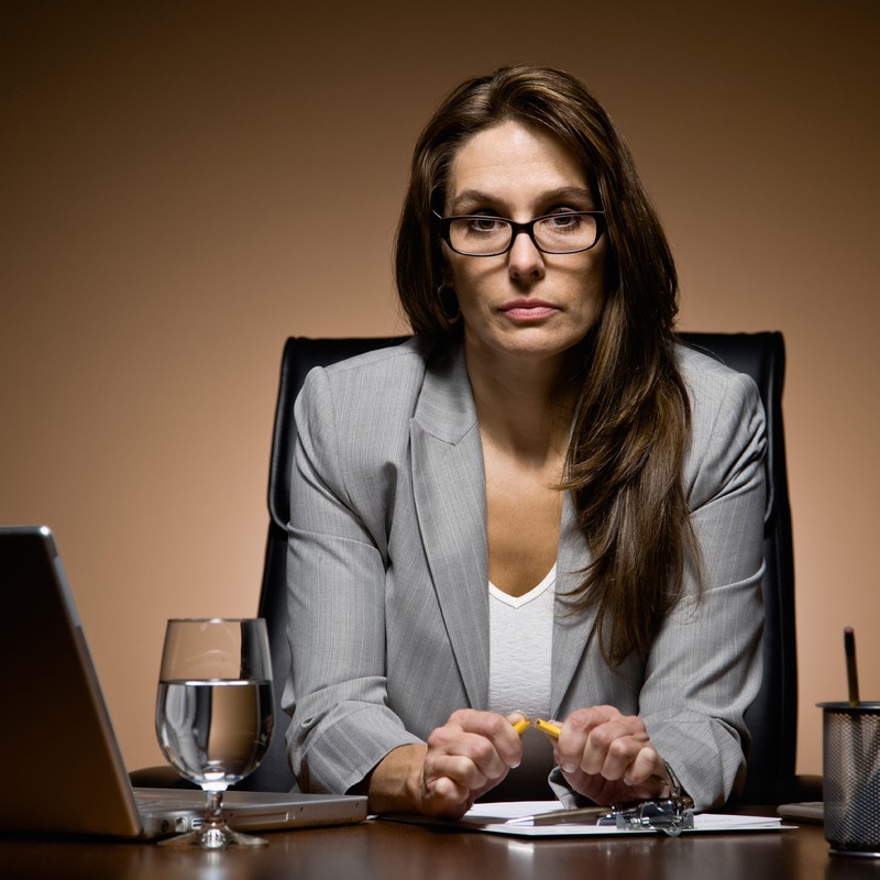 كيف تتعاملين مع مديرتك المتسلّطة؟
