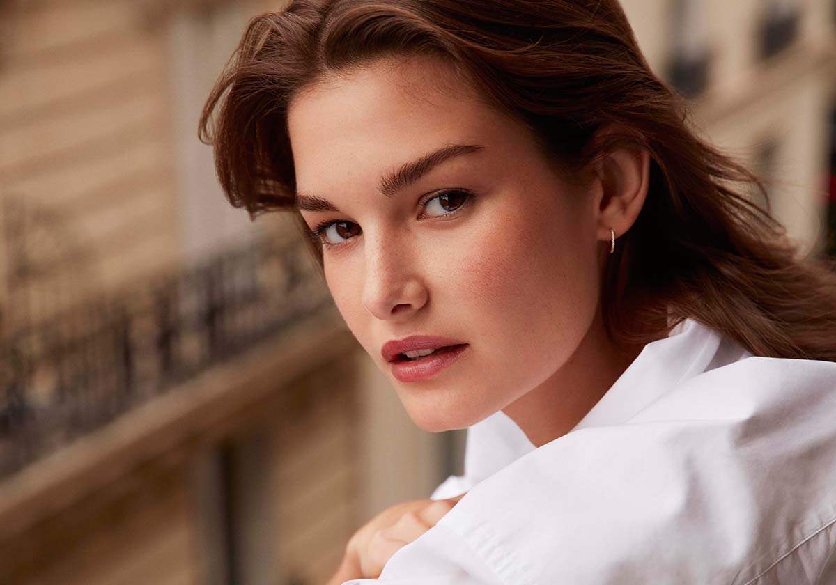 بشرتك مشرقة طيلة اليوم مع أحدث مستحضرات Laura Mercier