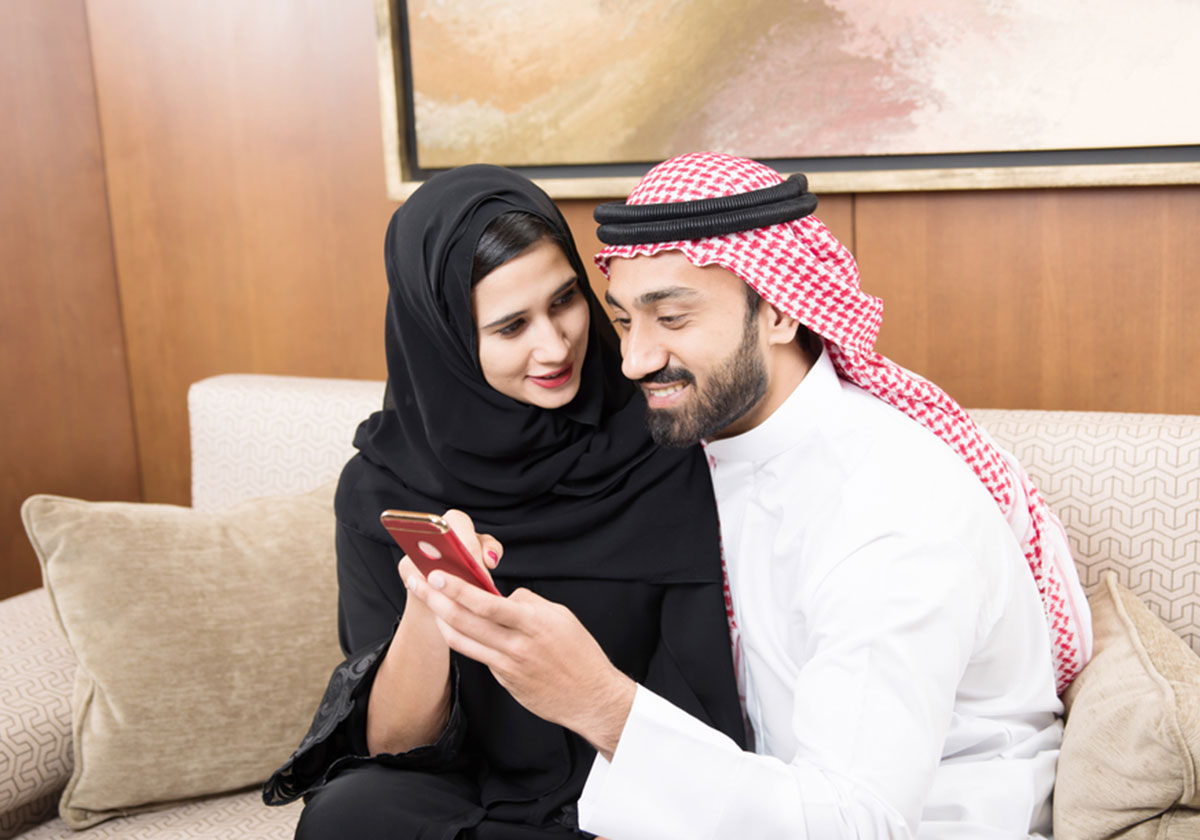 تطبيقات المواعدة والشباب السعودي: بين العصرية والخروج عن القيم