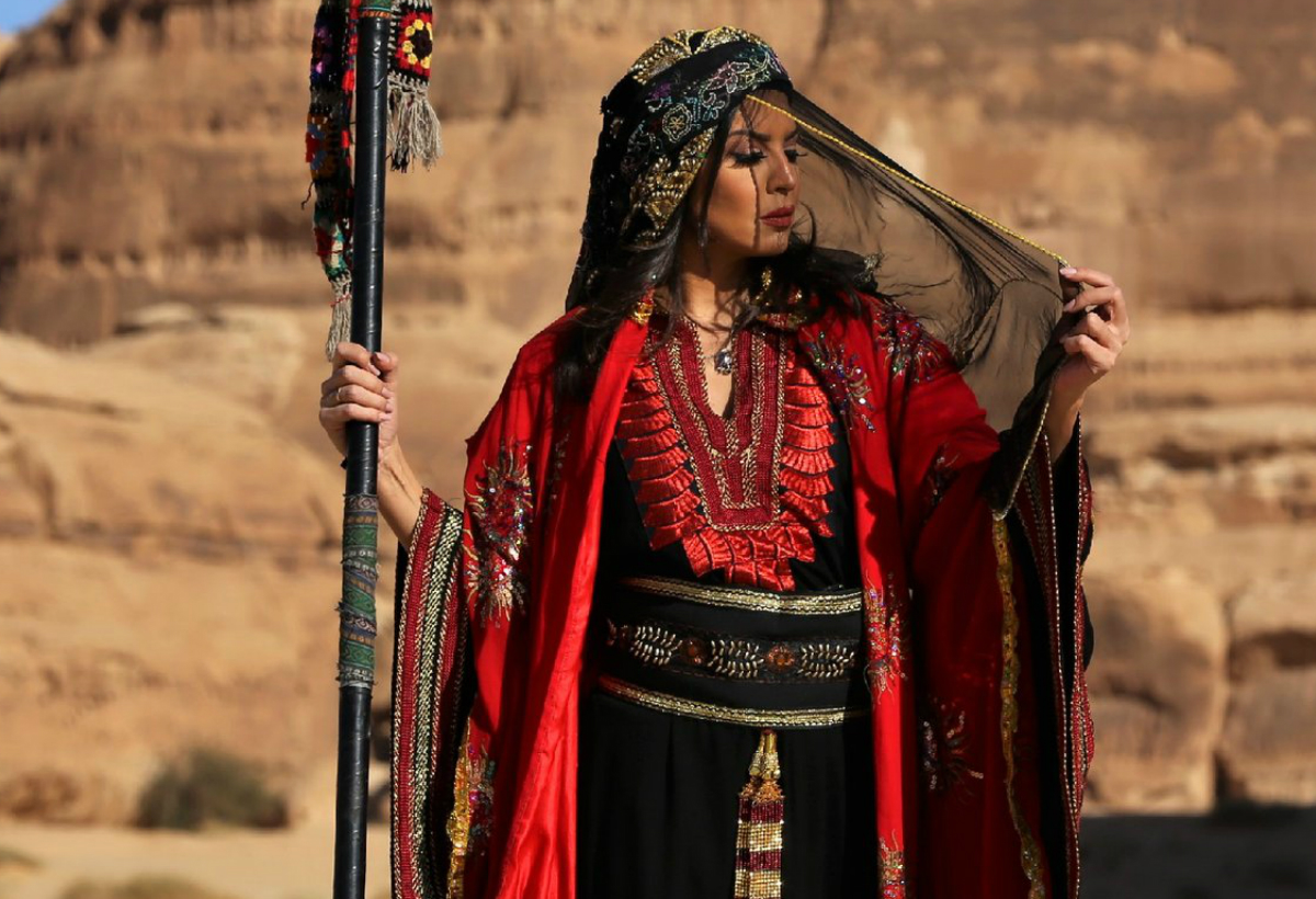 الفنانة أمل بوشوشة بزيها في مسرحية أسطورة العشق في العلا