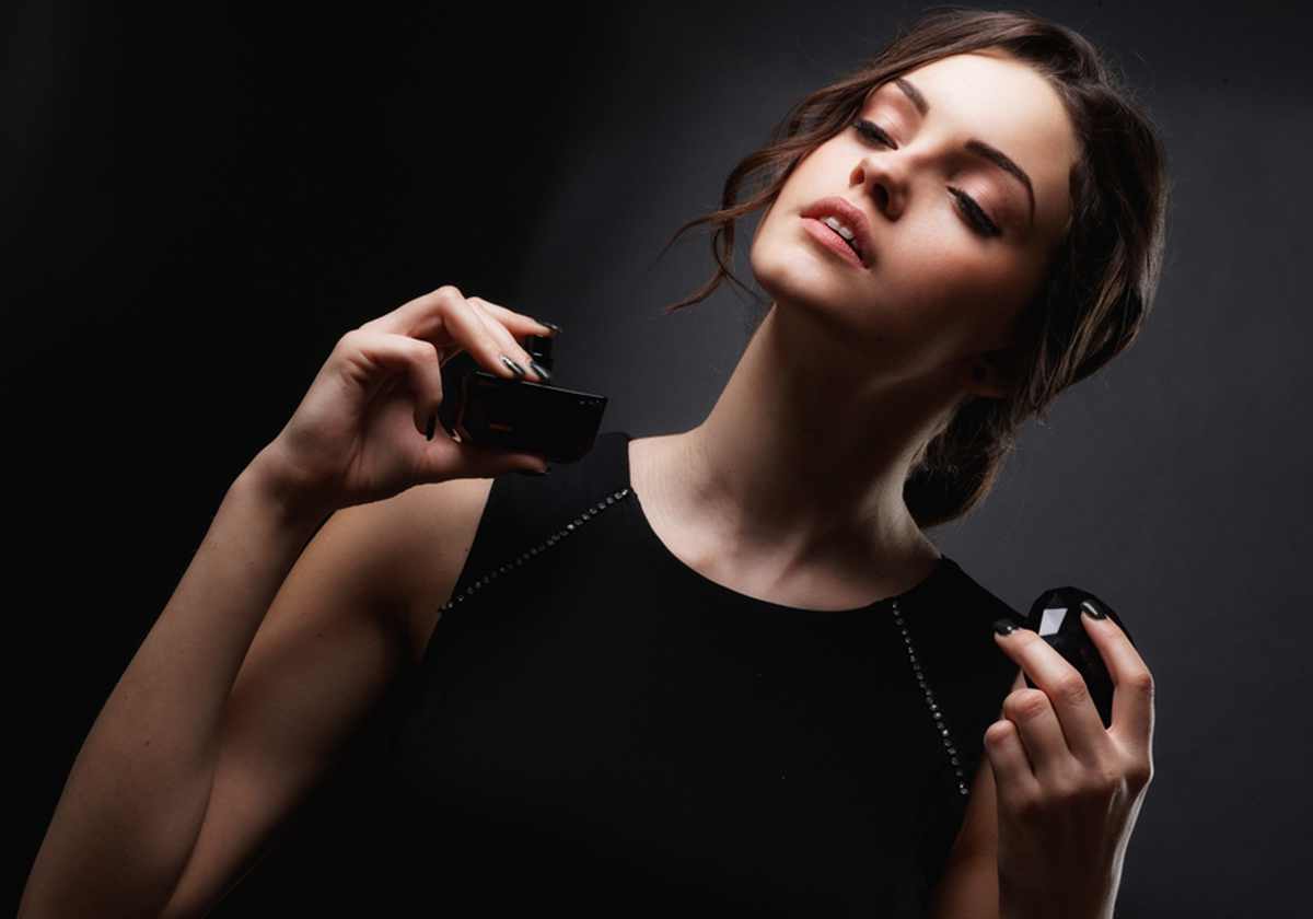 لوضع العطر أصول عليك احترامها! فماذا تقول الإتيكيت؟