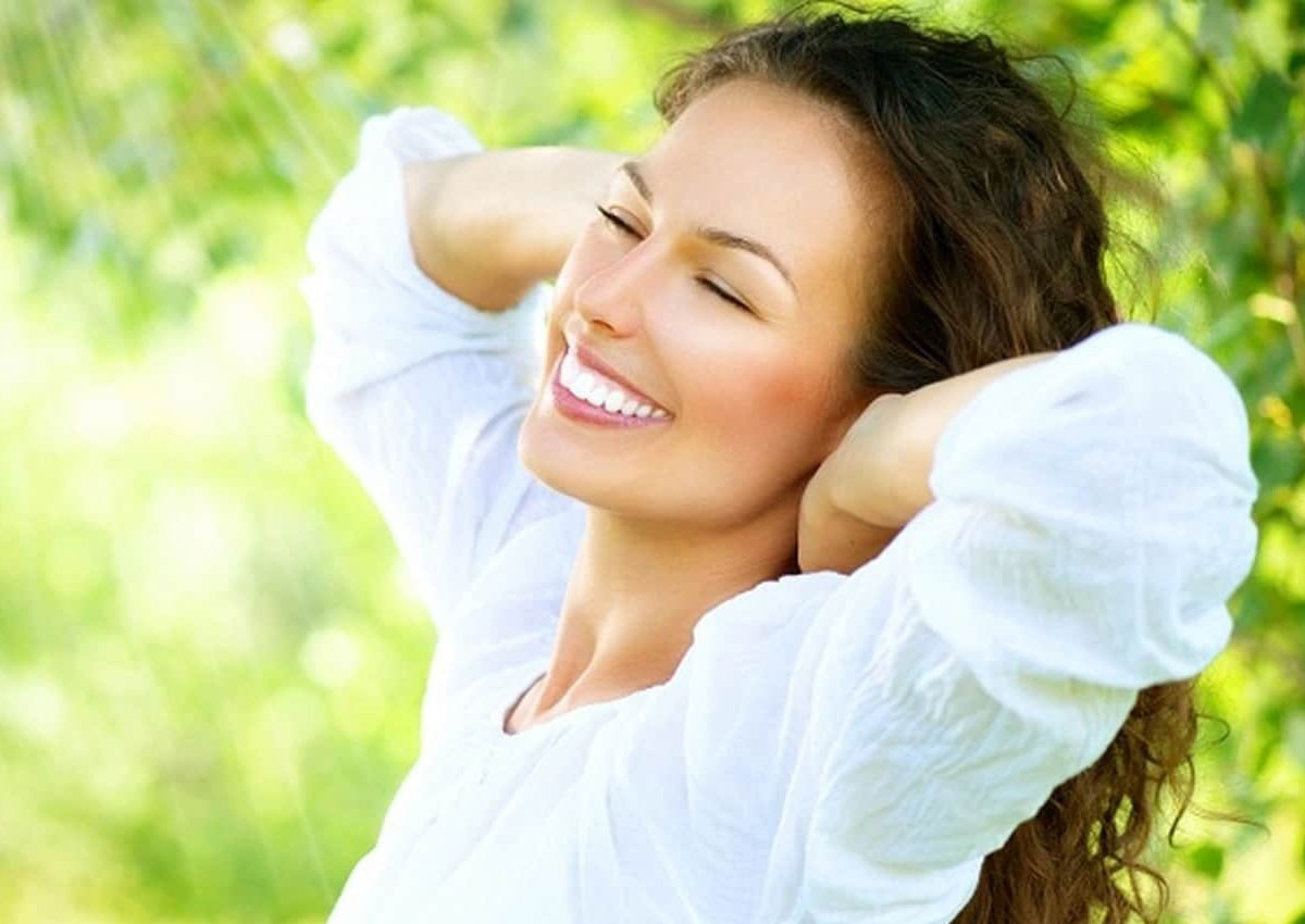 نصائح وعلاجات طبيعية للتخلص من مشكلة التعرق المحرجة