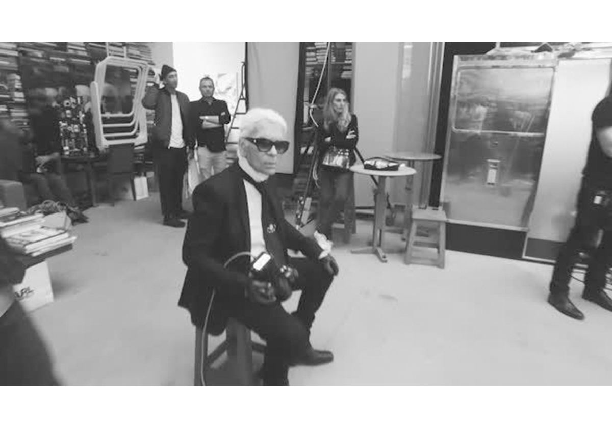 كارل لاغرفلد خلال جلسات التصوير