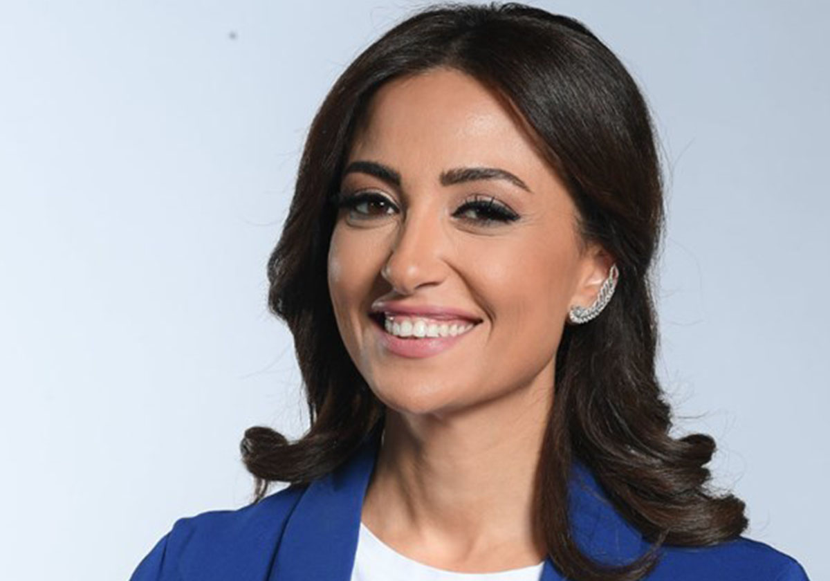 مذيعة ذا فويس ناردين فرح مع ابنتيها وكانّها من عمرهن!