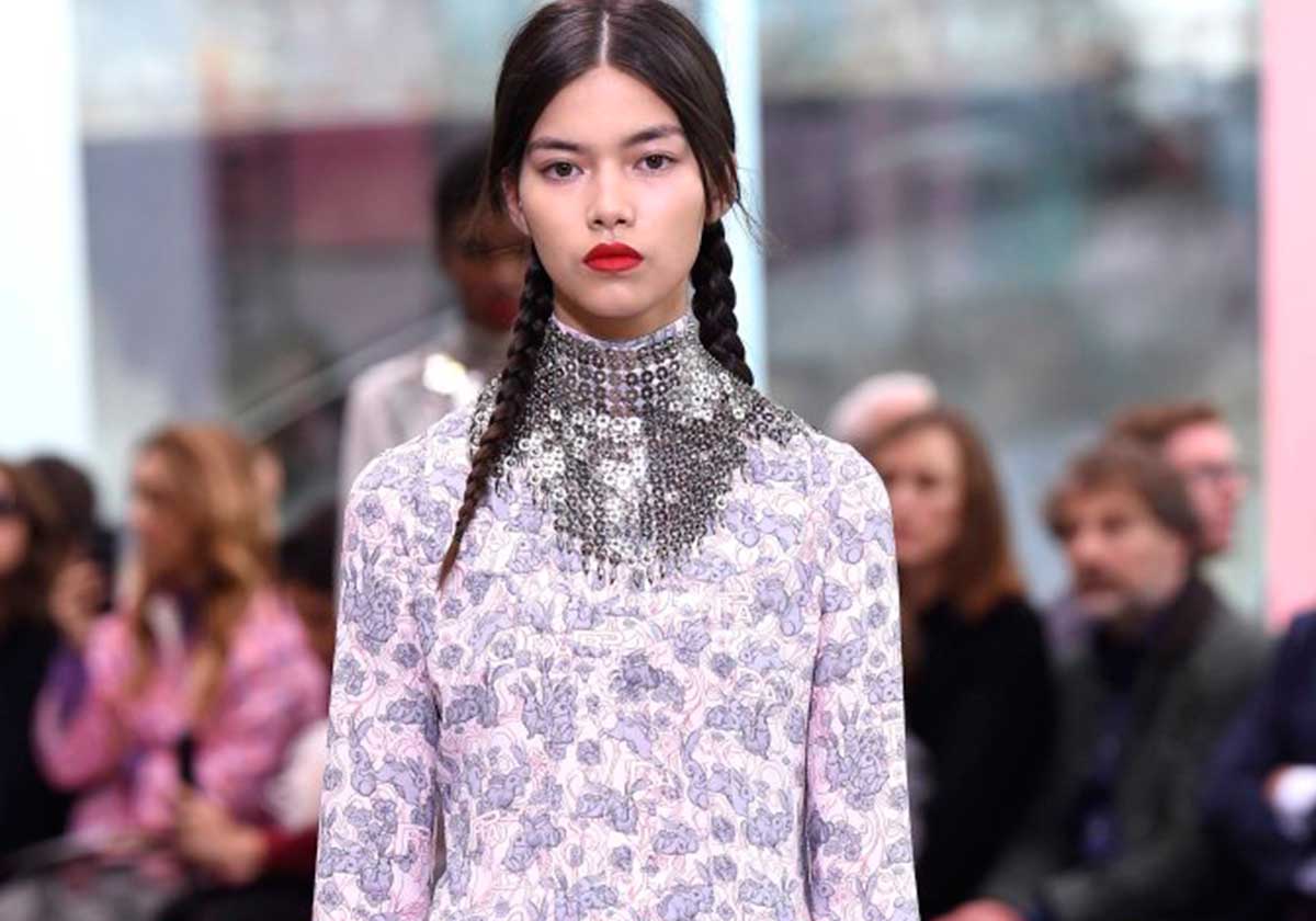 الشفاه الحمراء والضفائر: عنوانا عرض Prada Resort 2018