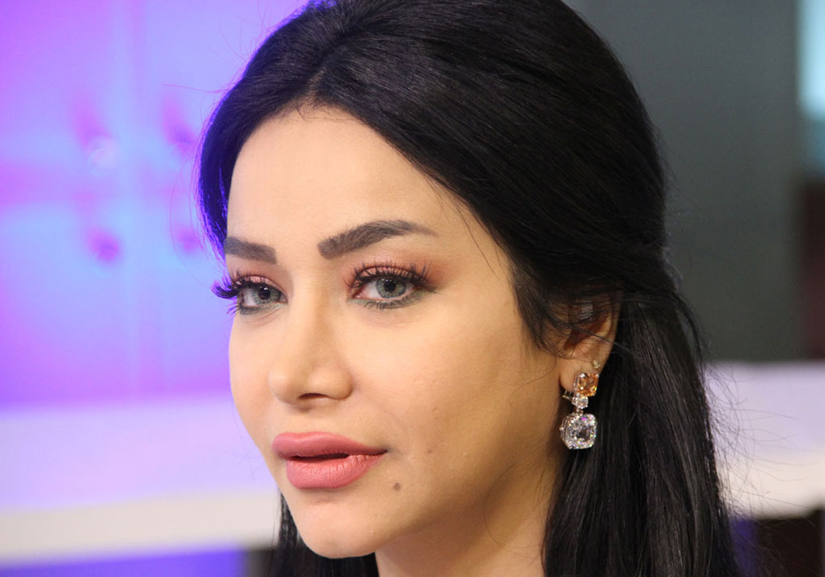 لجين عمران تدخل في موجة من الضحك بعد سقوطها أرضاً... شاهدي الفيديو الطريف!