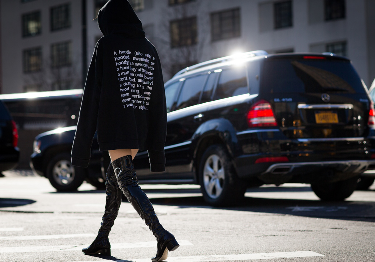 كيارا فيراجني بكنزة فضفاضة باسلوب الـ Hoodie خلال اسبوع الموضة النيويوركي لشتاء 2017