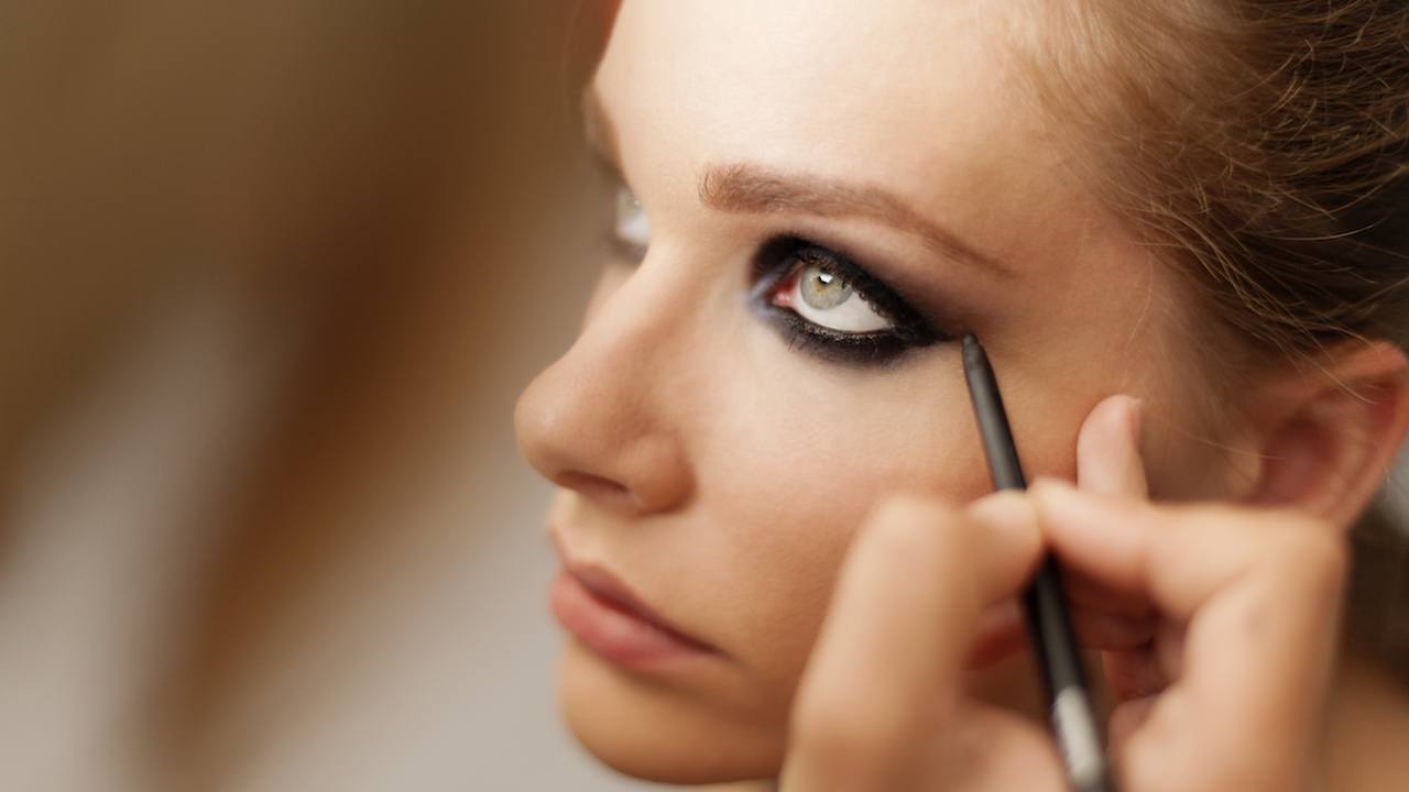 طريقة رسم ايلاينر للعيون الواسعة بالملعقه