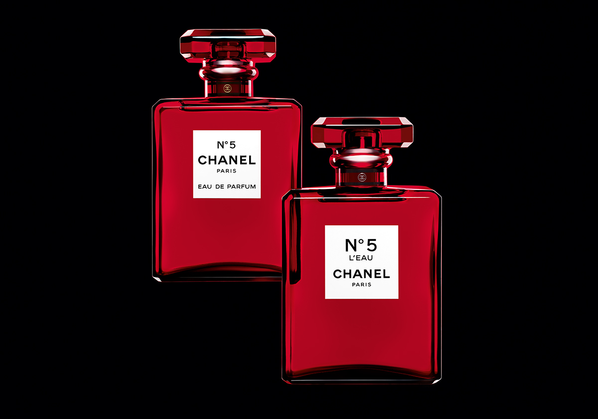 الأحمر يقتحم عطر N°5 من CHANEL للمرّة الأولى 