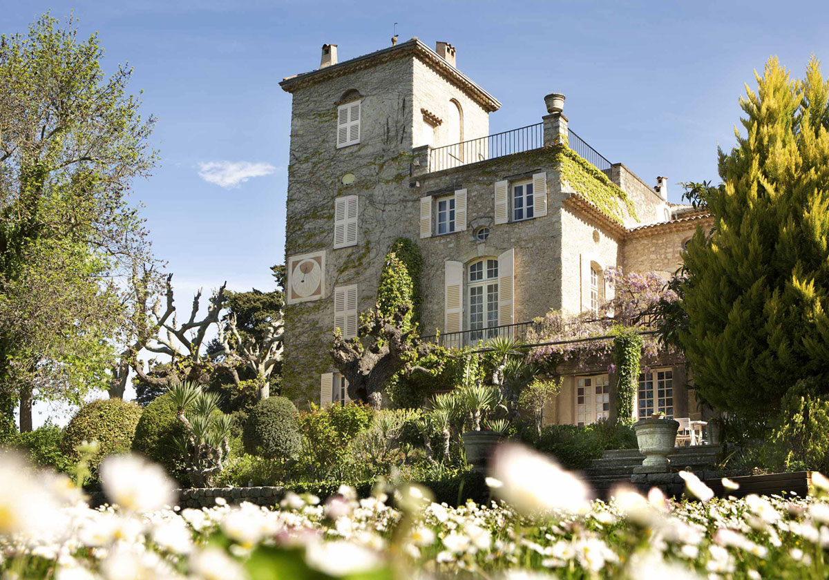 ياسمينة في جولة افتراضية حول Château de La Colle Noire لكريستيان ديور