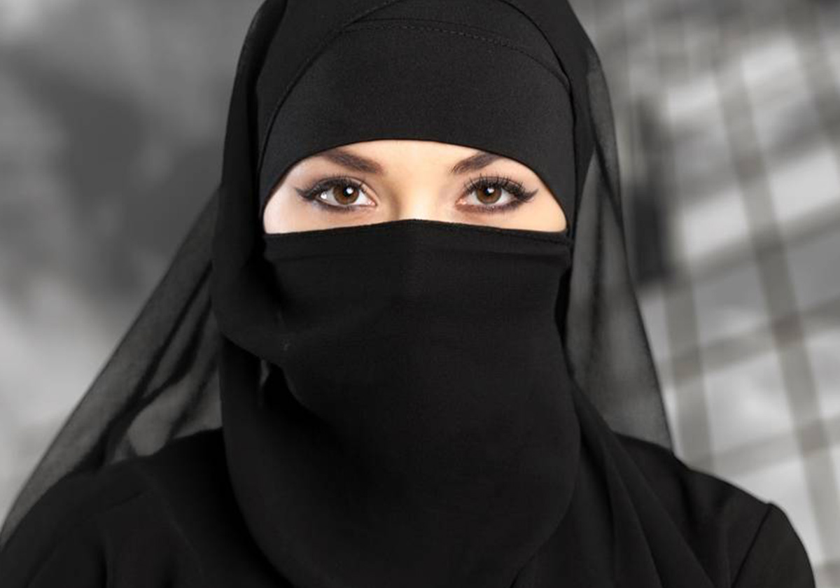 بالفيديو اول ظهور للنساء في نقاط التفتيش الأمنية في السعودية