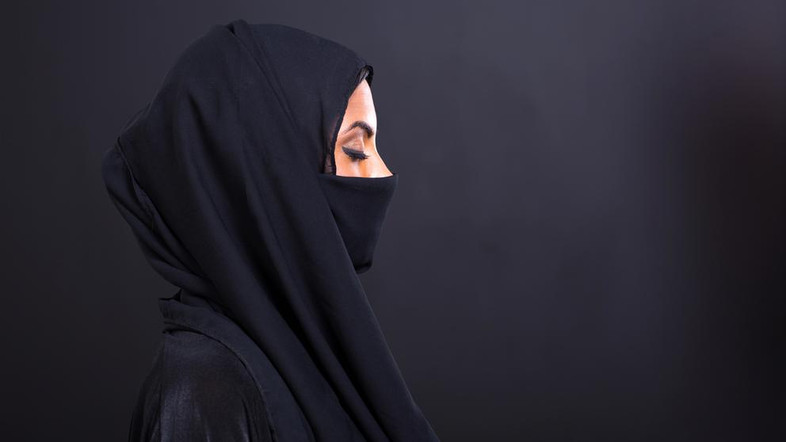 سعودية تفضح خيانة زوجها على تويتر
