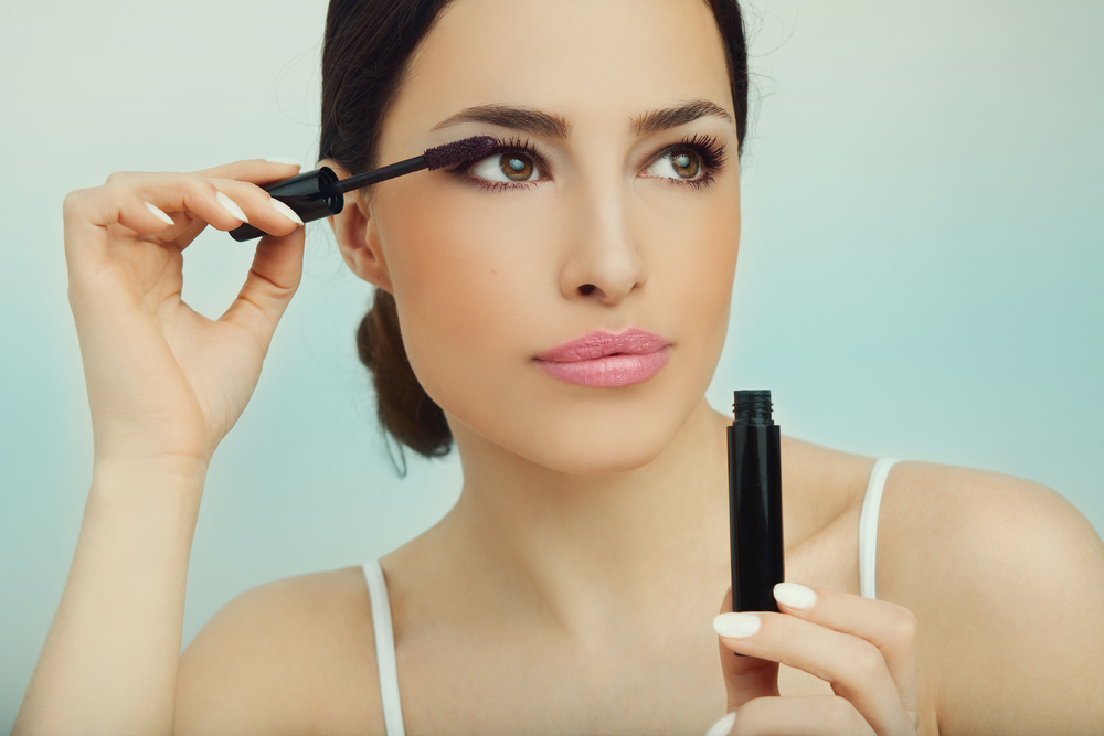 خدعة بسيطة في تطبيق الماسكارا تمنحك رموشاً أطول في ثوانٍ!
