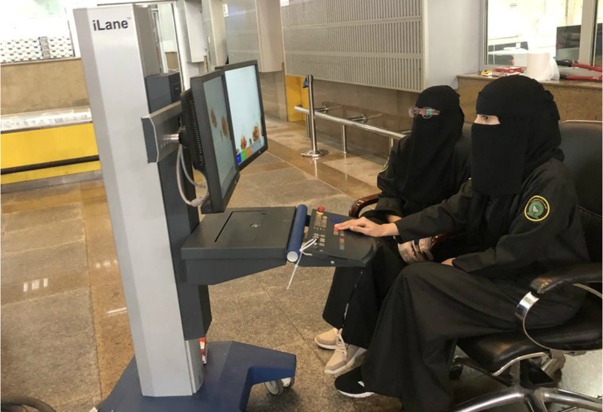 موظفات الجمارك في مطار الملك عبد العزيز بجدة