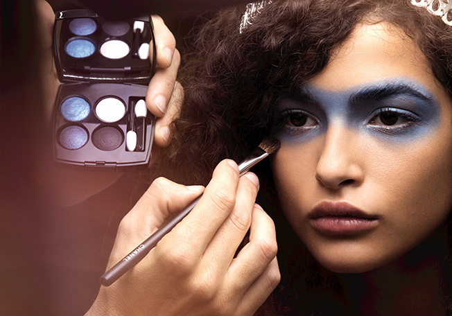 بالصور، كواليس ماكياج CHANEL  في عرض أسبوع الموضة في باريس لصيف 2016