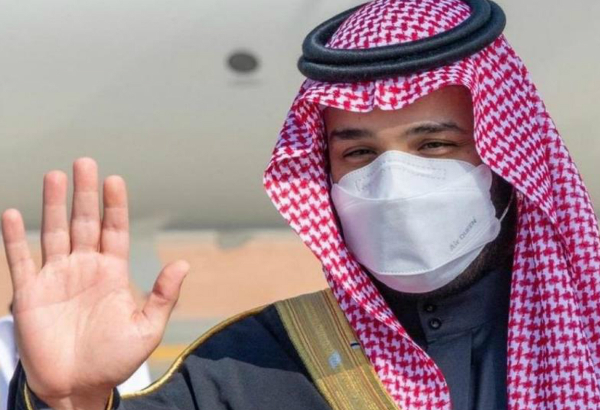 كمامة ولي العهد تلفت الأنظار في القمة الخليجية فمن أين هي؟ 