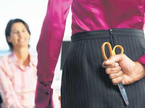 هل طعنتك إحدى الزميلات في ظهرك؟