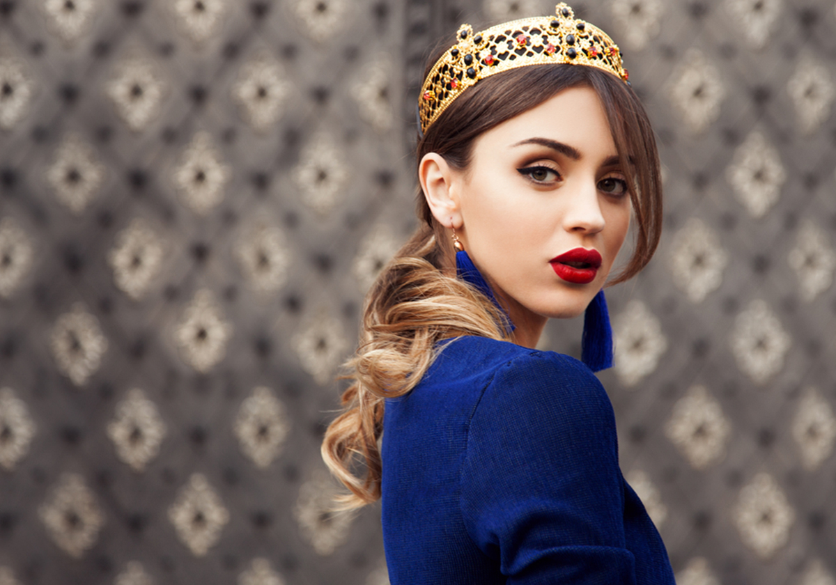 تتعرفين الى غيره لكن يبقى ساكناً لقلبك.. فكيف تنتصرين عليه؟