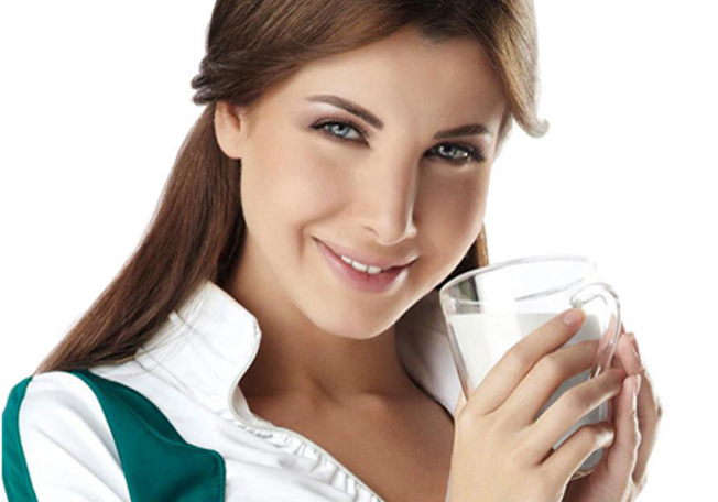 نانسي عجرم تحيي المرأة الإماراتية