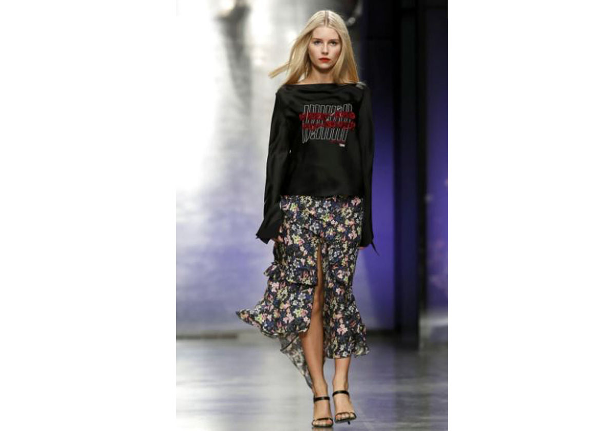 التنورة المطبعة مع الكنزة الرياضية المطبعة بالكتابات من Topshop لشتاء 2018