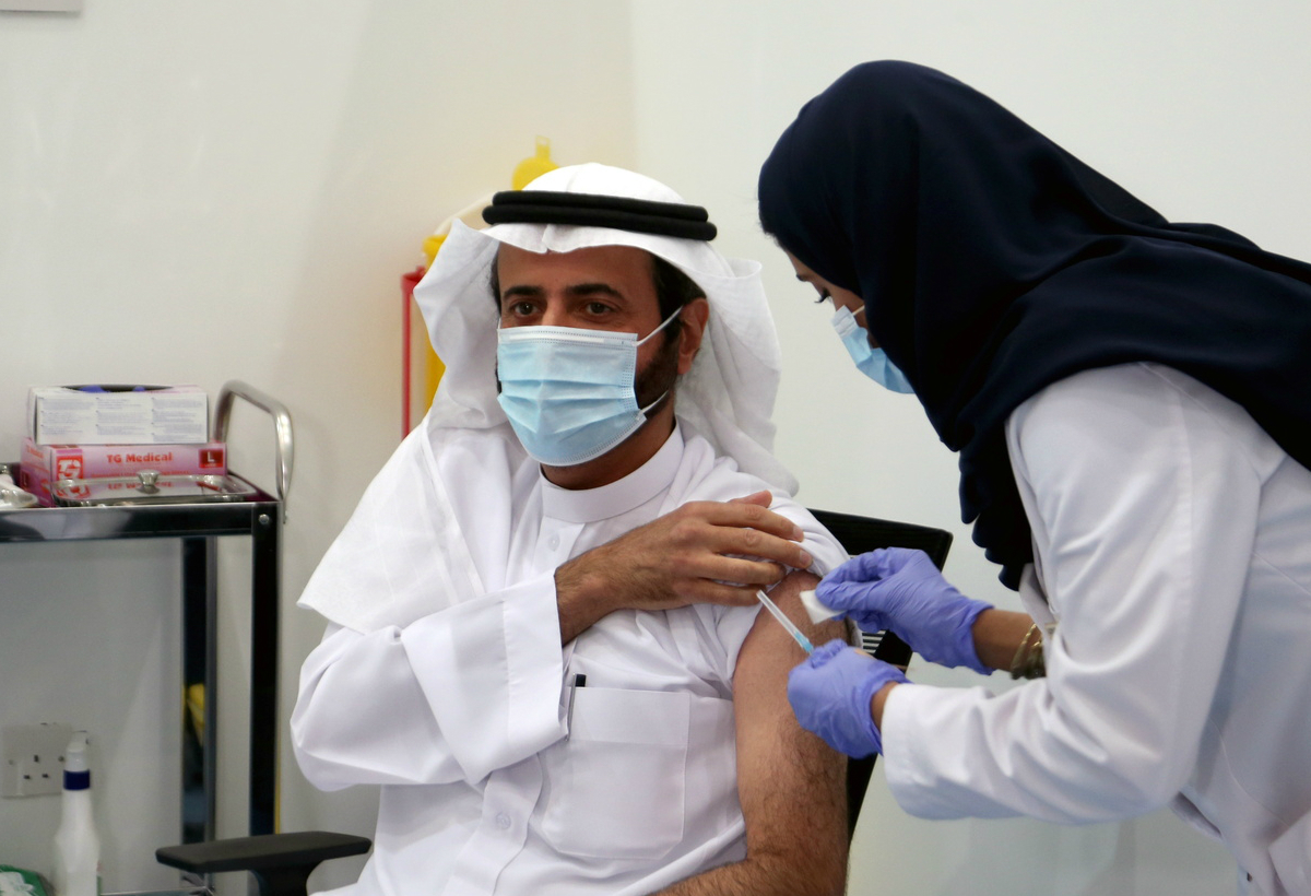 لقاح فايزر ضد كورونا يصل إلى السعودية، فمن أول من تلقى التطعيم؟ 