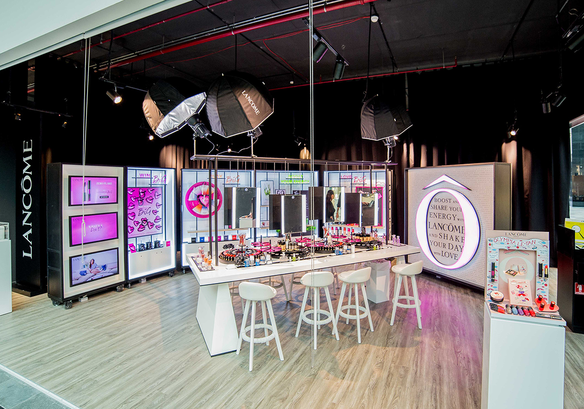 زوري متجر Lancôme المؤقّت في 2 City Walk في دبي .
