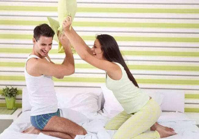 الشجار الودي يعيدكما فتاة صغيرة وصبي صغير