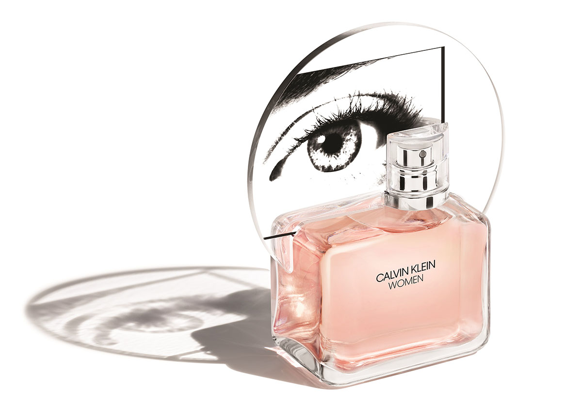 مسيرة إبداع راف سايمونز مستمرة مع عطر Calvin Klein Women