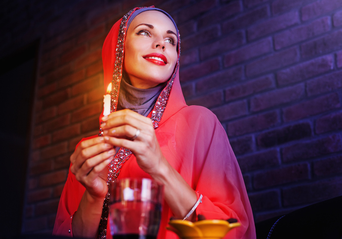 كيف تتصرفين عند تلبيتك لدعوة الإفطار بحسب الاتيكيت؟