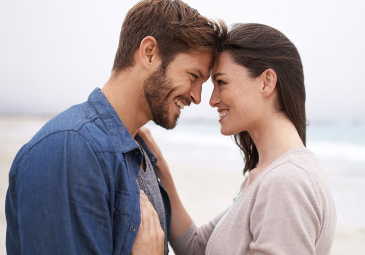 اذا أطال النظر الى هذا الجزء من جسمك فاعلمي أن هذا الرجل لا يرغب في الدخول بعلاقة معك!