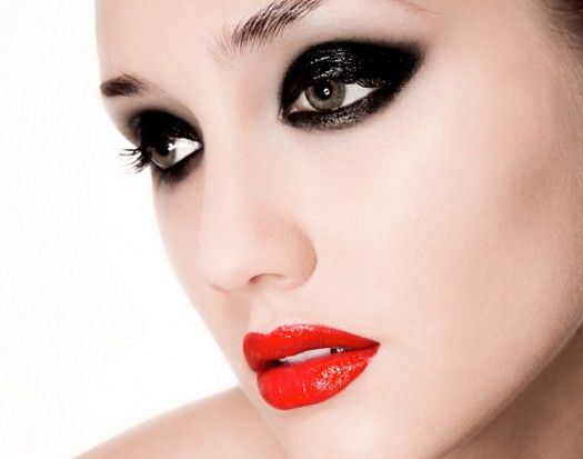 طريقة عمل مكياج عيون سموكي بالخطوات 