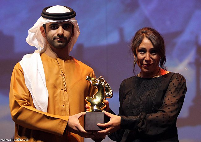 هيفاء المنصور تتسلم جائزة أفضل فيلم